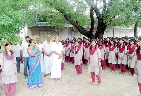 இறந்த மாணவிகளுக்கு சக மாணவிகள், ஆசிரியைகள் கண்ணீர் அஞ்சலி கல்வி அதிகாரி உருக்கமான பேச்சு