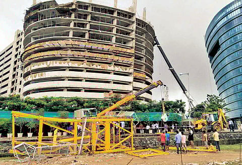 கூடுவாஞ்சேரி அருகே 170 அடி உயரத்தில் இருந்து ராட்சத கிரேன் அறுந்து விழுந்தது