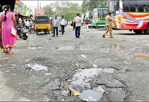 பஸ்கள் கூட செல்ல முடியாத வகையில் குண்டும் குழியுமான வேலூர் புதிய பஸ் நிலையம்