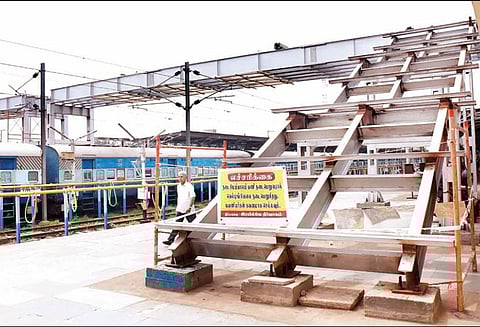 திருச்சி ஜங்ஷன் ரெயில் நிலையத்தில் நடைபாதை பாலம் அமைக்கும் பணி ஜனவரி மாதத்தில் முடிக்கப்படும்