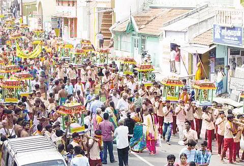 கார்த்திகை தீபத்திருவிழா 6-ம் நாள்: வெள்ளி யானை வாகனத்தில் சந்திரசேகரர், 63 நாயன்மார்கள் வீதிஉலா