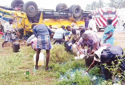 டேங்கர் லாரி கவிழ்ந்து டீசல், பெட்ரோல் ஆறாக ஓடியது பொதுமக்கள் வாளி, கேன்களில் பிடித்து சென்றனர்