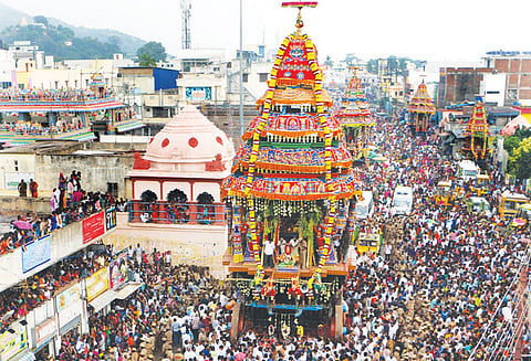 அருணாசலேஸ்வரர் கோவிலில் கார்த்திகை தீபத்திருவிழா: பக்தர்கள் வெள்ளத்தில் 5 தேர்கள் பவனி