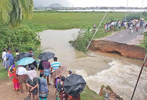 குமரி மாவட்டத்தில் ஒகி புயலால் 7 பேர் உயிரிழப்பு 100 மீனவர்கள் மாயம்