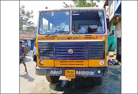 கொடுங்கையூரில் குப்பை லாரி சக்கரத்தில் சிக்கி மெக்கானிக் கால் நசுங்கியது