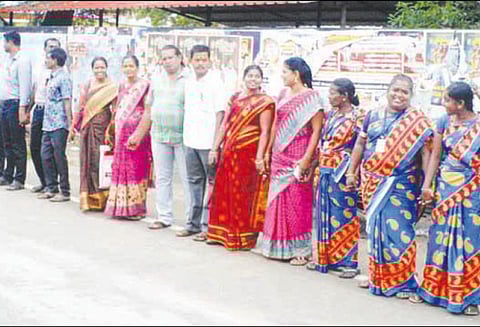 உலக எய்ட்ஸ் தினத்தை முன்னிட்டு விழிப்புணர்வு மனித சங்கிலி