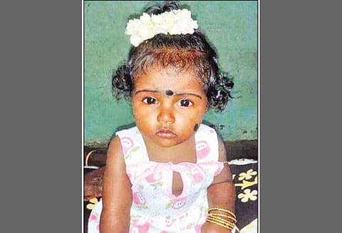 மோட்டார் சைக்கிள்-கார் மோதல்; 2 வயது பெண் குழந்தை பலி