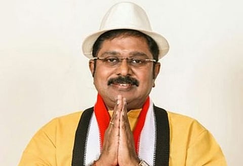 டி.டி.வி. தினகரனுக்கு தொப்பி சின்னம் ஒதுக்குவது பற்றி இன்று மாலை 4 மணிக்கு தீர்ப்பு