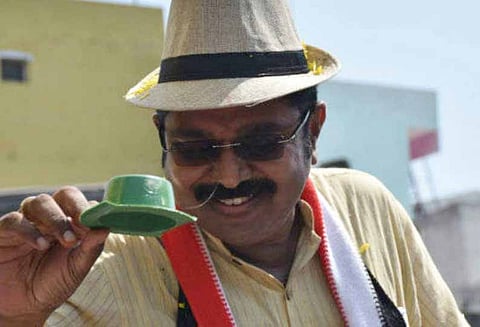 தினகரனுக்கு தொப்பி சின்னம் ஒதுக்குவது குறித்து தேர்தல் ஆணையமே முடிவு செய்யும் - டெல்லி ஐகோர்ட்