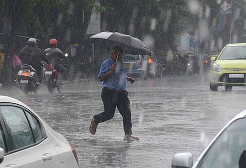 ‘ஒகி’ புயல்: முன்னெச்சரிக்கை நடவடிக்கையாக மும்பையில் பள்ளிகளுக்கு நாளை விடுமுறை