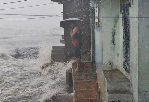 மராட்டிய கடலோர பகுதியில் கனமழை, சூரத்தில் ‘ஒகி’ புயல் கரையை கடக்கும் என எதிர்பார்ப்பு, என்டிஆர்எப் உஷார்