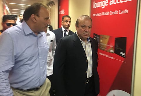 உடல் நலக்குறைவால் லண்டனில் சிகிச்சை பெறும் மனைவியைக்காண இங்கிலாந்து சென்றார் நவாஸ் ஷெரீப்