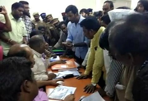 ஆர்.கே.நகர் இடைத்தேர்தல் நடிகர் விஷாலின் வேட்புமனு ஏற்கப்பட்டதாக அறிவிப்பு