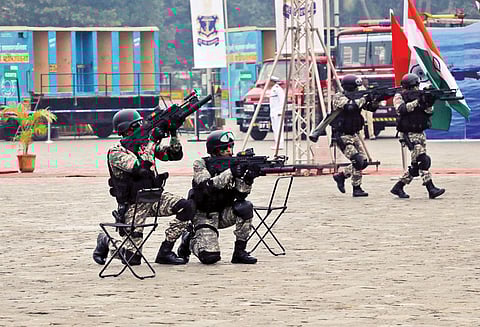 மும்பையில் கடற்படை தினவிழா: பார்வையாளர்களை கவர்ந்த கடற்படை வீரர்கள் சாகசம்