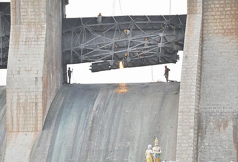 கிருஷ்ணகிரி அணையில், 3-வது நாளாக உடைந்த மதகின் ஷட்டரை அகற்றும் பணி தீவிரம்