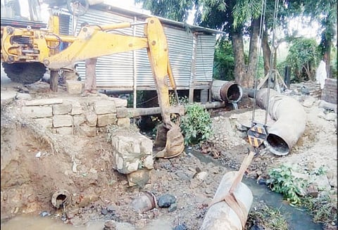 சேலம், நாமக்கல் கூட்டுக்குடிநீர் திட்ட கான்கிரீட் குழாயில் உடைப்பு; குடிநீர் வினியோகம் நிறுத்தம்