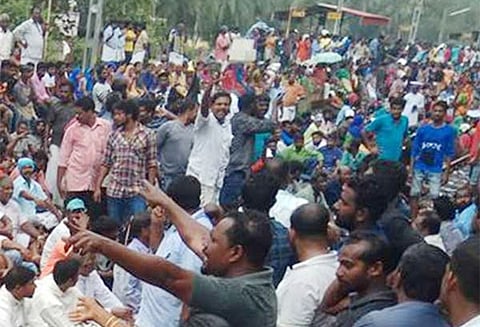 காணாமல் போன மீனவர்களை மீட்கக் கோரி நாகர்கோவில்-குளச்சல் சாலையில் மீனவர்கள் சாலைமறியல்