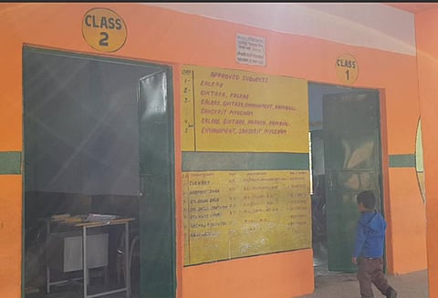 உத்தர பிரதேசத்தில் அரசு துவக்க பள்ளிகளுக்கு காவி வர்ணம் பூச்சு