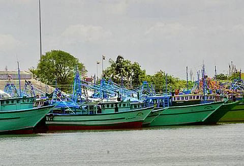 புயல் சின்னம் அறிவிப்பு: நாகை மீனவர்கள் 14வது நாளாக கடலுக்கு மீன்பிடிக்க செல்லவில்லை