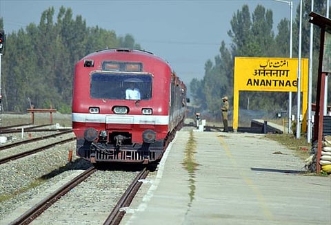 காஷ்மீரில் பிரிவினைவாத அமைப்புகள் முழு அடைப்பு போராட்டம்; ரெயில் சேவை ரத்து