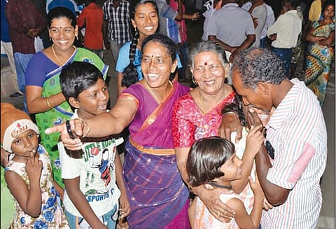 லட்சத்தீவு அருகே மீட்கப்பட்ட தோணி தொழிலாளர்கள் தூத்துக்குடிக்கு வந்தனர்