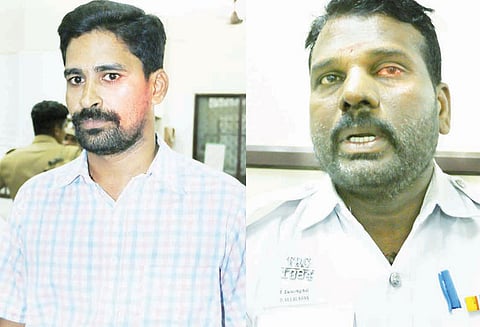 ஹெல்மெட் சோதனையில் மோதல் போலீஸ் ஏட்டு-ரெயில்வே டிக்கெட் பரிசோதகர் நடுரோட்டில் கட்டி புரண்டு சண்டை