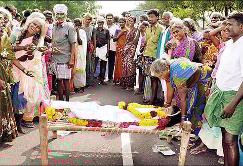 வீட்டுக்கு எடுத்து செல்ல பாதை இல்லாததால் மாணவரின் உடலை நடுரோட்டில் வைத்து போராட்டம்