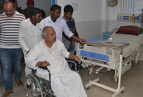 சிறையில் அடைக்கப்பட்ட பா.ஜனதா தலைவர் மருத்துவமனையில் இருந்து ஓட்டம், 5 போலீசார் சஸ்பெண்ட்