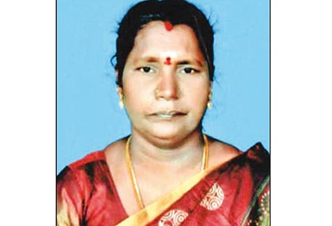 தீக்குளித்த கூட்டுறவு பண்டகசாலை பெண் ஊழியர் சாவு