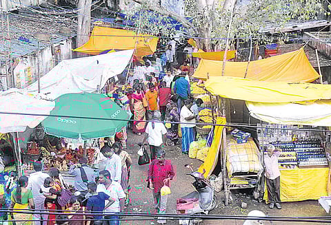 நகராட்சி அதிகாரிகள் வேடிக்கை பார்ப்பதாக பொதுமக்கள் குற்றச்சாட்டு