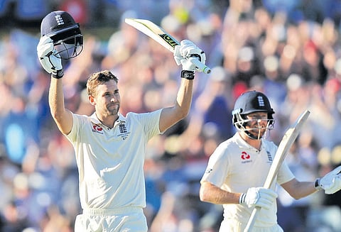 ஆஸ்திரேலியாவுக்கு எதிரான ஆஷஸ் 3-வது டெஸ்ட்: இங்கிலாந்து அணி 305 ரன்கள் குவிப்பு