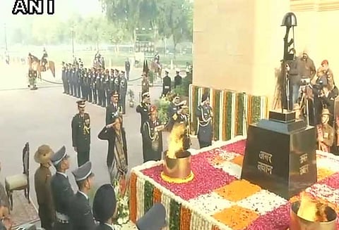 இந்திய- பாகிஸ்தான் போர் வெற்றி தினம்: அமர் ஜவானில் நிர்மலா சீதாராமன், முப்படை தளபதிகள் அஞ்சலி