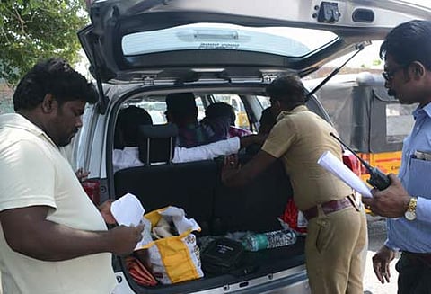 ஆர்.கே. நகர் காவல் நிலையம் எதிரே உள்ள வீடு ஒன்றில் தேர்தல் பறக்கும் படையினர் சோதனை