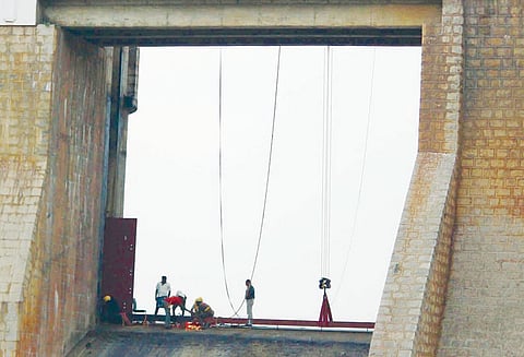 கிருஷ்ணகிரி அணையில் மதகில் ஷட்டர் பொருத்தும் பணி தீவிரம்