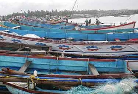 நாகையில் கடல் சீற்றம்: 2வது நாளாக வேதாரண்யம் பகுதி மீனவர்கள் கடலுக்கு செல்லவில்லை