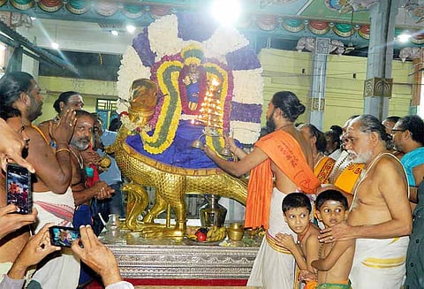 இன்று பெயர்ச்சியடைந்தார் சனிபகவான்; லட்சகணக்கான பக்தர்கள் தரிசனம்