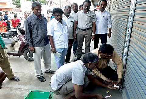 விதிமுறைகளை மீறி கட்டப்பட்டுள்ள மனமகிழ் மன்றத்தில் உள்ள 8 கடைகளுக்கு சீல்