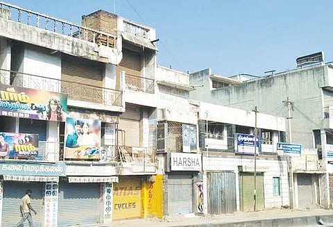 பாதாள சாக்கடை பணிகளை விரைவுபடுத்தி முடிக்கக்கோரி அனைத்து வியாபாரிகள் சங்கத்தினர் கடையடைப்பு