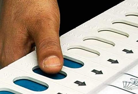 பழைய வண்ணாரப்பேட்டை மாநகராட்சி பள்ளியில் வாக்கு பதிவு கட்டுப்பாட்டு இயந்திரம் பழுது: சரிசெய்யும் பணியில் அதிகாரிகள்