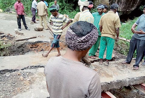 உடைந்த பாலம் சீரமைக்கப்பட்டது: மாஞ்சோலைக்கு 2 நாட்களுக்கு பிறகு போக்குவரத்து தொடங்கியது