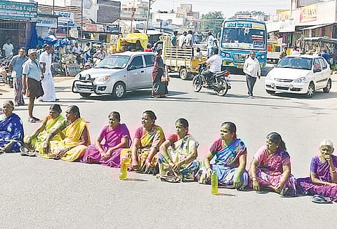 குருசாமிபாளையத்தில் பொதுமக்கள் 2-வது நாளாக சாலைமறியல்