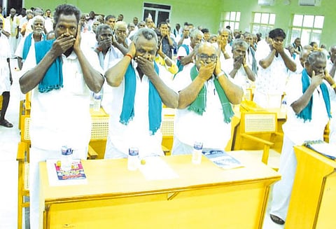 வாய்-காதை கைகளால் பொத்தி விவசாய சங்க பிரதிநிதிகள் நூதன போராட்டம்