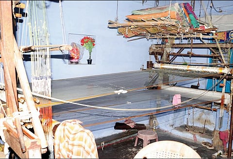 சேலத்தில் வெண்பட்டு கைத்தறி ஜவுளி உற்பத்தியாளர்கள் வேலைநிறுத்தம்