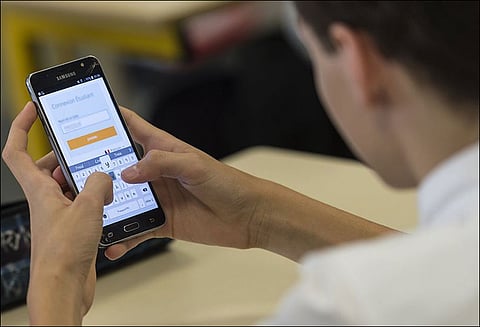 மாணவ-மாணவிகள் செல்போனில் அதிக நேரம் செலவிடுவதை தவிர்க்க வேண்டும்