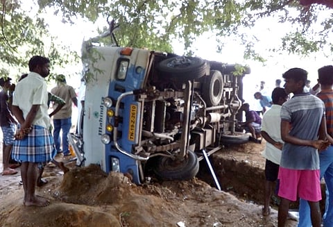 திருப்போரூர் அருகே டயர் வெடித்ததால், சாலையோர மரத்தில் மோதி வேன் கவிழ்ந்தது 18 பேர் படுகாயம்