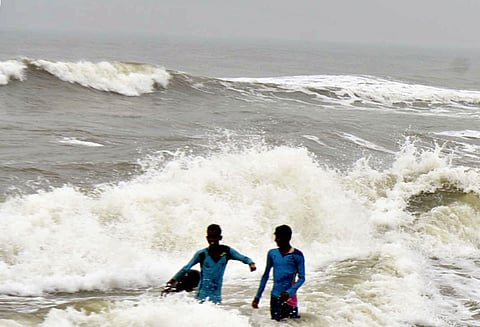 கடலூரில் கடல் சீற்றத்தால் மீன்பிடி தொழில் பாதிப்பு