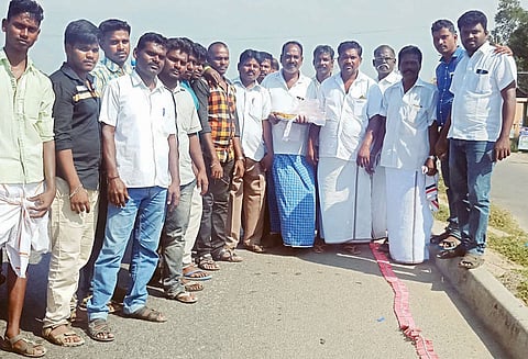 தினகரன் ஆதரவாளர்கள் இனிப்பு வழங்கி கொண்டாட்டம்