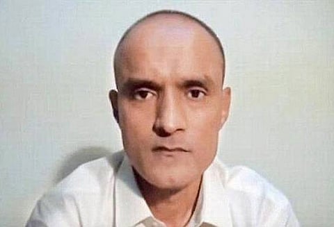 குல்பூஷன் ஜாதவின் மனைவி , தாயார் இன்று பாகிஸ்தான் பயணம்