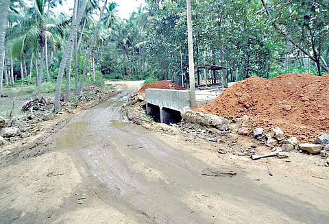 ஆமை வேகத்தில் நடக்கும் சாலை பணிகள் விரைந்து முடிக்க பொதுமக்கள் கோரிக்கை