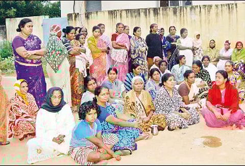 நீரேற்று நிலையத்தை பொதுமக்கள் முற்றுகை அதிகாரிகள் சமரசம்